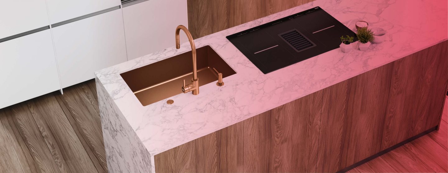 Spüle und Kochfeld von oben auf einer Kochinsel – Geräte & Ausstattung im Küchenstudio Helmke in Langwedel