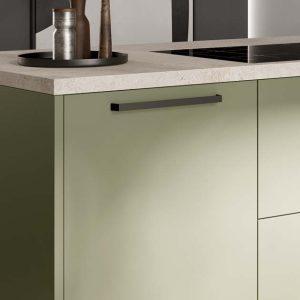 Grüne Front mitschwarzen Griffen – Geräte & Ausstattung im Küchenstudio Helmke in Langwedel