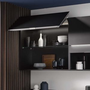 Liftsystem zum Öffnen von hochgelegenen Schränken in einer Häckerküche