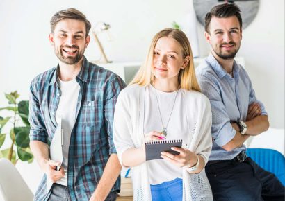 Freundlich in die Kamera guckendes Berater-Team. – Kontakt