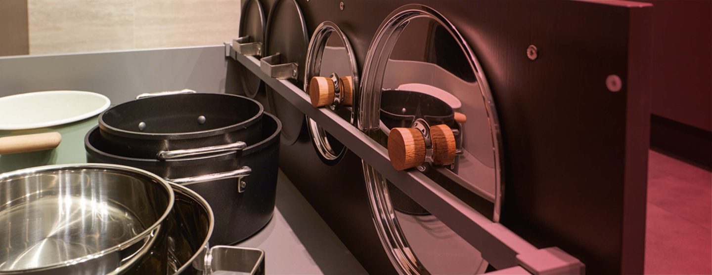 Nahaufnahme eines Schubladensystems von Schüller mit der Möglichkeit Topfdeckel einzusortieren. – Kontakt