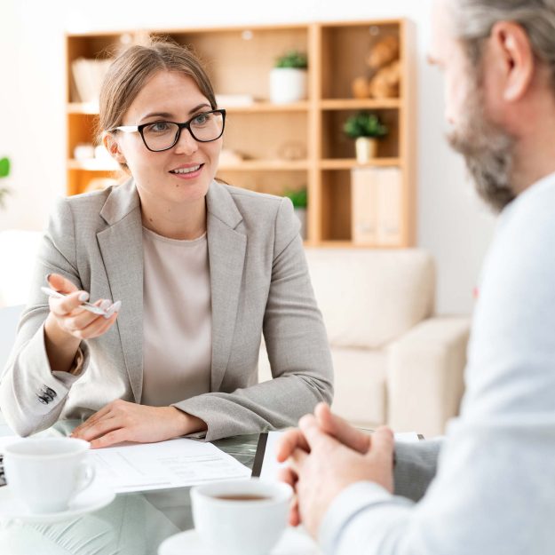 Frau berät einen älteren Herren freundlich. – Service des Küchenstudios Helmke in Langwedel