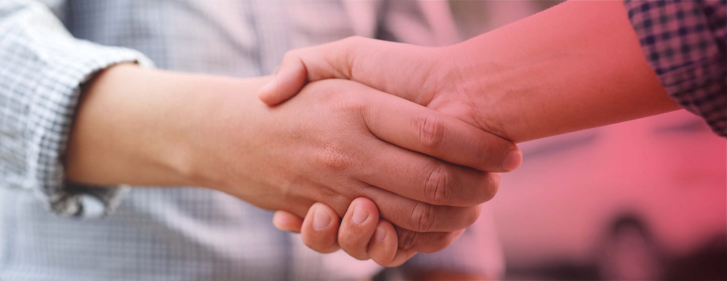 Zwei Menschen geben sich die Hand – Service des Küchenstudios Helmke in Langwedel