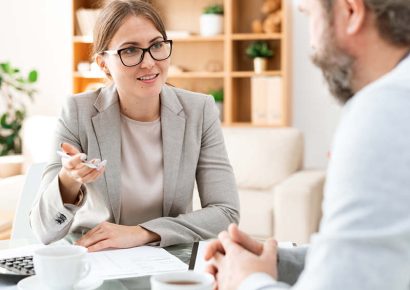 Frau berät freundlich einen Herren – Beratung im Küchenstudio in Langwedel.