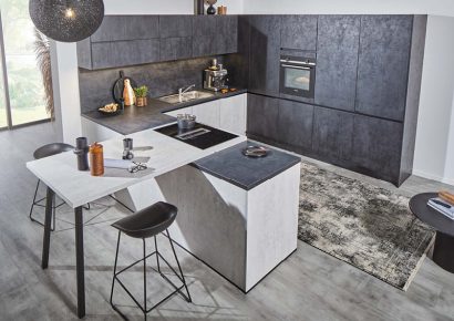 Graue U-Küche mit angrenzendem Essbereich.