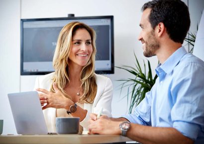 Frau tauscht siuch mit einem Mann aus – Service im Küchenstudio in Langwedel.