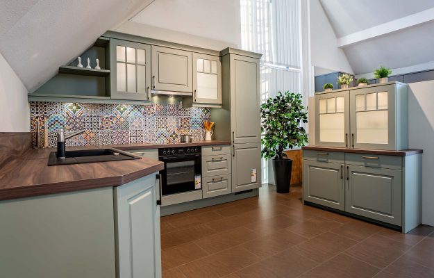 U-Küche im Landhausstil in grau-grün im Küchenstudio in Langwedel.