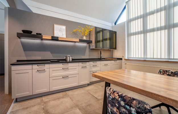 Weiße Landhausküchenzeile im Küchenstudio in Langwedel.