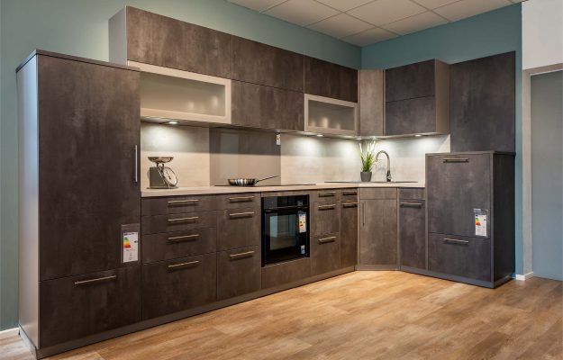 L-Küche in Grauer Granitoptik im Küchenstudio in Langwedel.