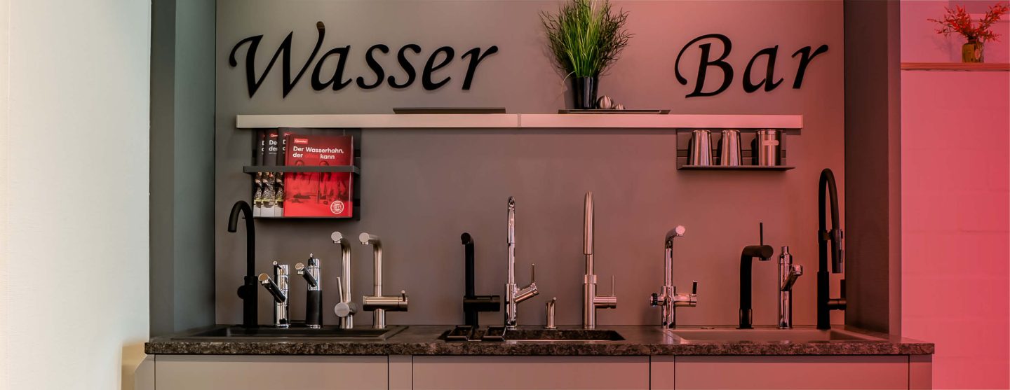 Wasserhähne in der Ausstellung des Küchenstudios in Langwedel.