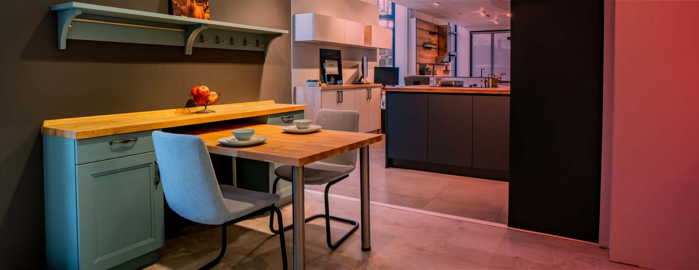 Kleiner Esstisch in einer Landhausküche im Küchenstudio.