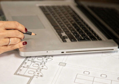 Laptop mit geöffneter Küchenplanung und Grundrisszeichnung – moderne digitale Planung und Designprozess im Helmke Küchenstudio.