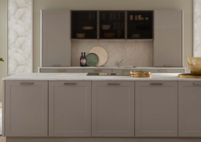 Stilvolle Wohnküche mit großer Kochinsel, hellen Fronten und eleganten Akzenten – modernes Küchendesign für offenes Wohnen.