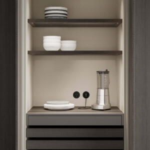Naber Einbauelement mit integrierter Steckdose im Küchenschrank, kombiniert mit offenen Regalen für Geschirr und Geräte in moderner Küche