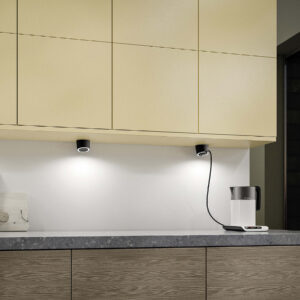 Naber LED Beleuchtungssystem unter Hängeschrank, mit zwei Spots für gezielte Ausleuchtung der Arbeitsfläche in moderner Küche