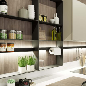 Naber Wandsystem mit offenen Regalen, integrierter Beleuchtung und Küchenaccessoires, kombiniert mit Holzrückwand für organisierte Aufbewahrung in moderner Küche