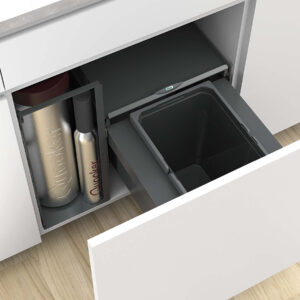 Naber Mülltrennsystem im Küchenschrank mit ausziehbarem Behälter und Stauraum für Reinigungsmittel, integriert in moderne, funktionale Küche