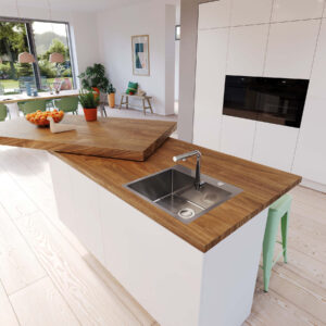 Naber Echtholz Arbeitsplatte auf Kücheninsel mit integrierter Spüle, kombiniert mit weißen Fronten in heller, moderner Wohnküche