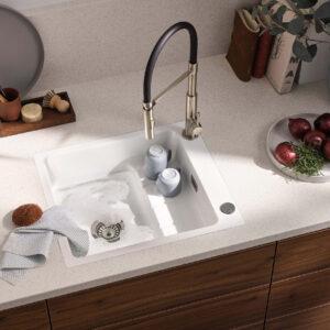 Naber Küchenspüle in Weiß mit zwei Becken und moderner Armatur, eingelassen in helle Arbeitsplatte, ideal zum Spülen von Geschirr in stilvoller Küche