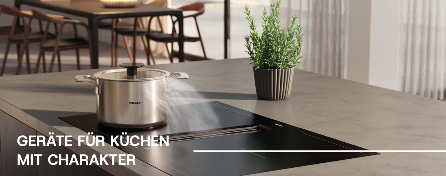 Miele Induktionskochfeld mit integriertem Dunstabzug auf moderner Kücheninsel, mit Topf und Dampf