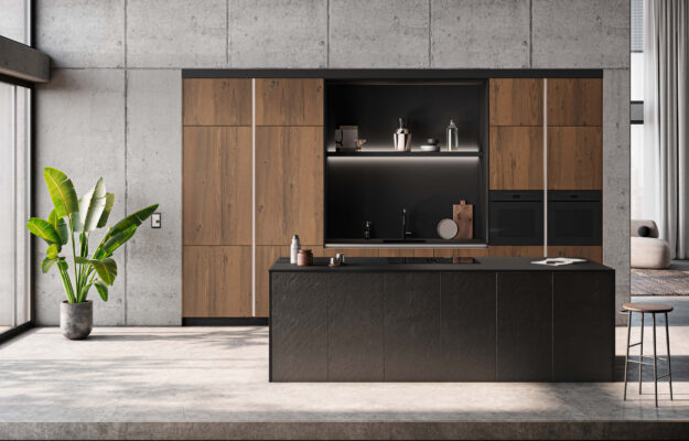 Luxus Häcker Küche mit dunkler Kücheninsel aus Stein, Holzfronten in Wildeiche, integrierten Geräten und beleuchtetem Nischenregal vor Betonwand im Loftstil