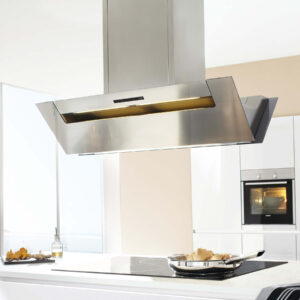 Berbel Dunstabzugshaube aus Edelstahl mit Glasblende und LED-Beleuchtung, freihängend über Kochfeld in moderner, heller Küche mit Einbaugeräten
