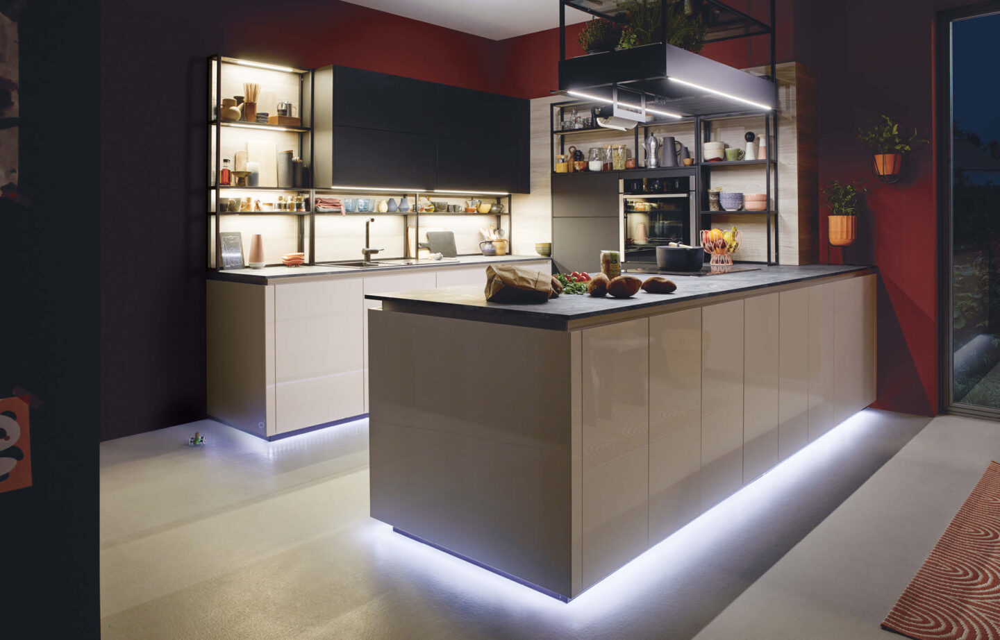 Moderne Schüller Inselküche mit LED-Beleuchtung und offenen Regalen im Küchenstudio Helmke