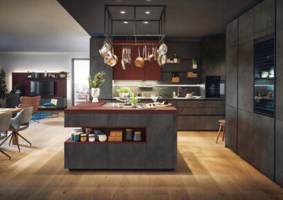 Moderne Schüller Küche mit Kochinsel und offenem Wohnbereich im Küchenstudio Helmke