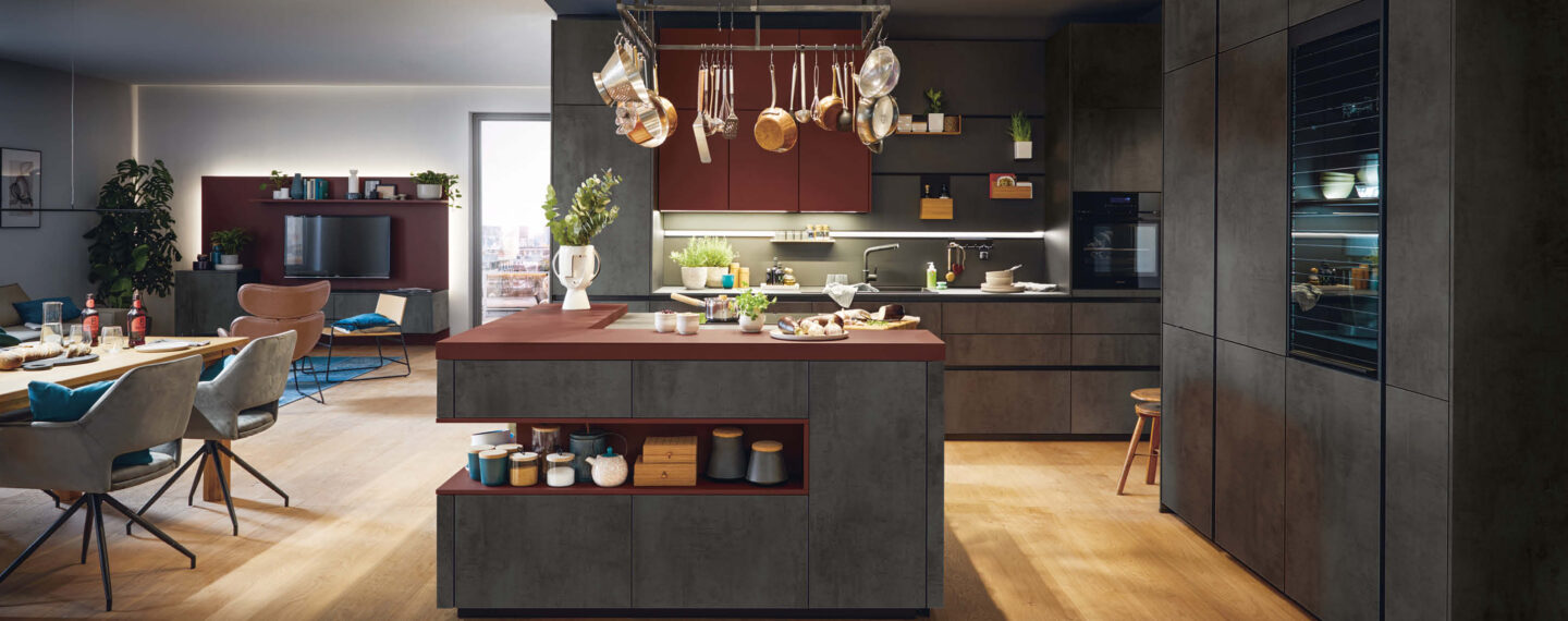 Moderne Schüller Küche mit Kochinsel und offenem Wohnbereich im Küchenstudio Helmke