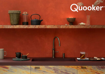 Moderne rote Designküche mit Quooker Armatur und integrierter Spüle
