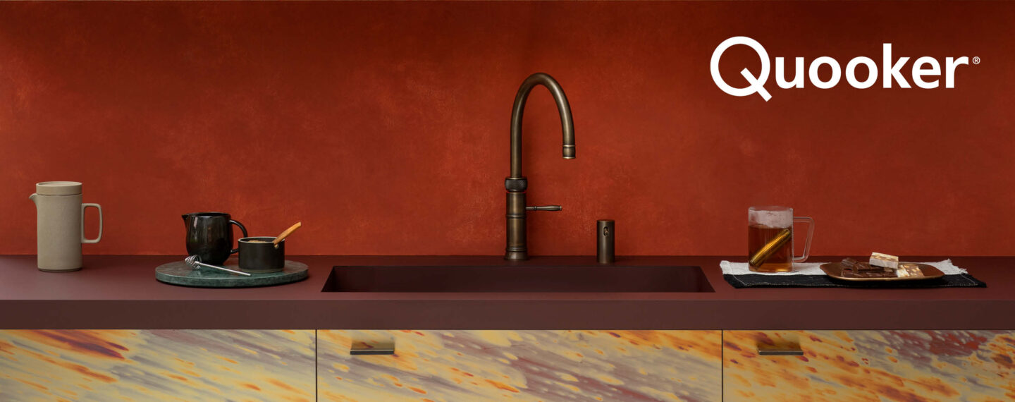 Moderne rote Designküche mit Quooker Armatur und integrierter Spüle
