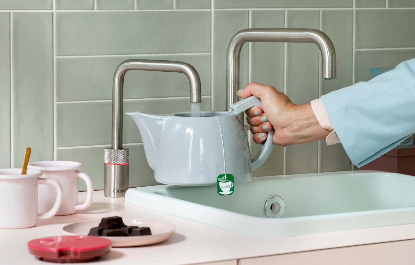 Zubereitung von Tee mit Quooker Armatur und heißem Wasser in moderner Küche