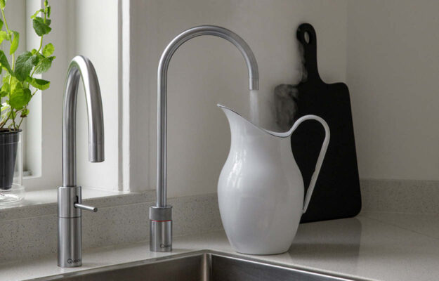 Quooker Armatur liefert kochendes Wasser in eine Kanne mit sichtbarem Dampf