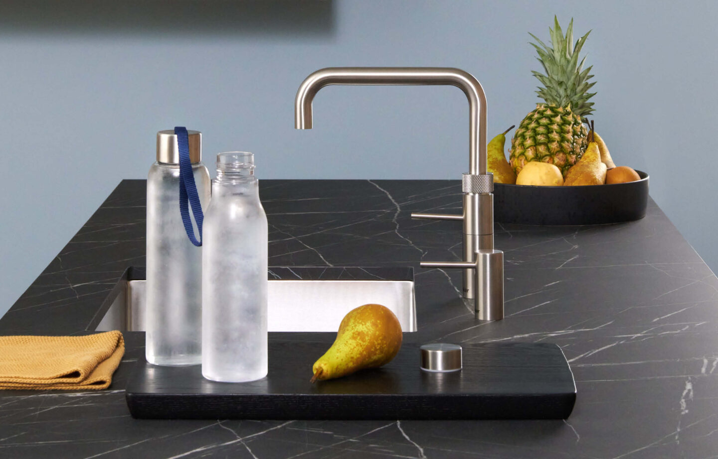 Quooker Armatur für stilles und sprudelndes Wasser auf moderner schwarzer Arbeitsplatt