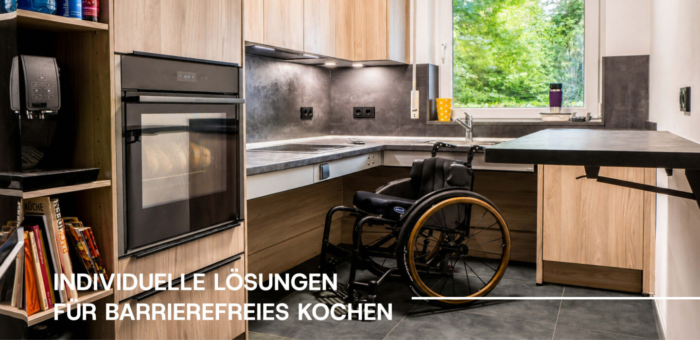 Moderne barrierefreie Küche mit Rollstuhl, unterfahrbarer Arbeitsplatte, höhenverstellbarem Tisch, ergonomisch angeordnetem Kochfeld und Backofen sowie hellen Küchenmöbeln in Holzoptik.