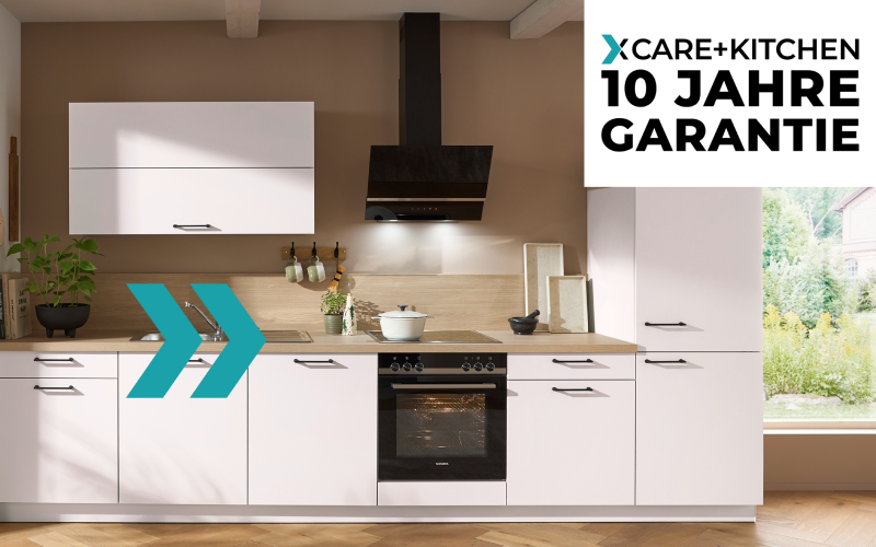 Website-Pop-up von Helmke Küchen mit moderner weißer Einbauküche, Holzarbeitsplatte und Hinweis auf 10 Jahre Garantie von Care+Kitchen.