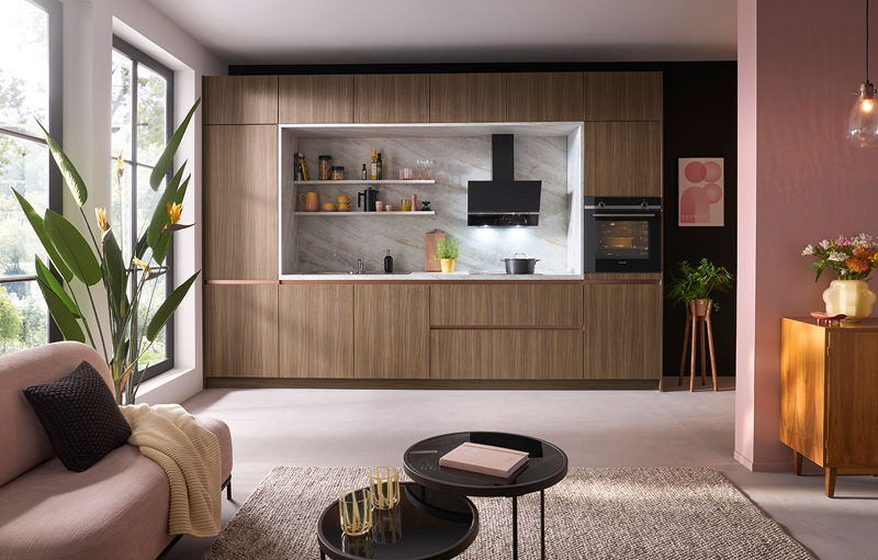 Moderne Designküche mit grifflosen Holzfronten, integrierter Arbeitsnische, Spüle, Kochfeld, Dunstabzug und Einbaubackofen als hochwertige Küchenplanung nach Maß.