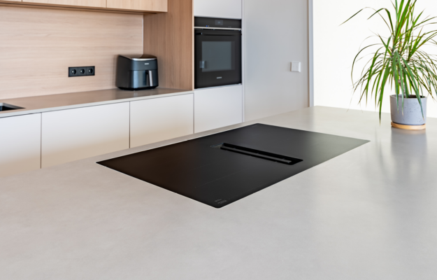 Das flächenbündige Kochfeld mit integriertem Abzug verbindet modernes Design mit komfortabler Küchentechnik